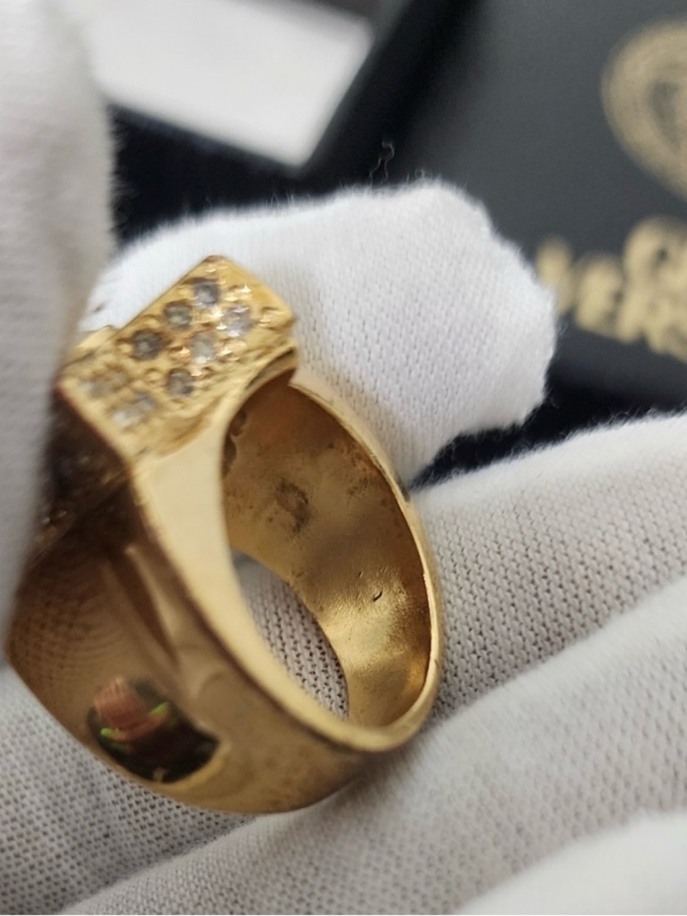 Versace
AUTHENTIC GIANNI VERSACE
SUNBURST RING
Versace Gold Star Ring - Picture 5 of 14